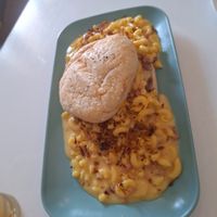 Hamburguesa Hooligan. Ternera con mac&cheese, bacon, cebolla crujiente. at Ruta 42 in Lhospitalet De Llobregat