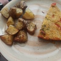 Torta di patate, broccoli e pomodori con patate al forno at Vibrazioni Vegetali in Abbiategrasso
