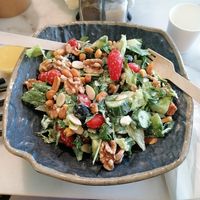 No le tomé foto a la otra ensalada porque estaba demasiado extasiada comiendo. at OJs in Amman