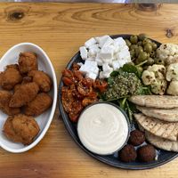 Chili cheese und mezze Platte  at Froindlichst - Winterhude in Hamburg