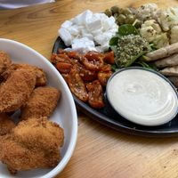 Chili cheese und mezze Platte  at Froindlichst - Winterhude in Hamburg
