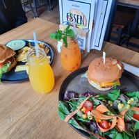 Barbie Kuh with fries and Chili Cheeze with salad at Froindlichst - Winterhude in Hamburg