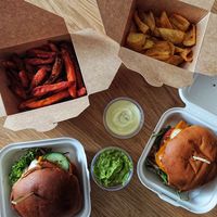 2 Burger (1x Beyond) , 2 Pommes, 2 Saucen: 44€ (geliefert) at Froindlichst - Winterhude in Hamburg