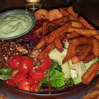 Bowl mit Süßkartoffelpommes 😍 at Froindlichst - Winterhude in Hamburg