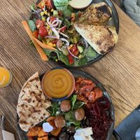 Vorspeisenteller und Burrito mit Kürbis  at Froindlichst - Winterhude in Hamburg