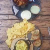 Vorspeise: Ofenkäse mit Nachos und Rosmarinbaguette, 'kleiner' Vorspeisenteller mit Aioli und Basilikum-Mayo -YUM at Froindlichst - Winterhude in Hamburg