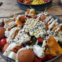 Hauprspeise: Salate mit knackigen Salat, Pulled Pork mit eingelegten Zwiebeln und einmal Fetakäse mit Süßkartoffeln - Einfach so so gut! at Froindlichst - Winterhude in Hamburg