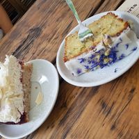 Dessert: weils immer geht.. Zitronenkuche mit Kornblumenblüten und Kokos-Himbeertorte mit Weißer Schoki - ja es schmeckt so gut wie es aussieht! at Froindlichst - Winterhude in Hamburg