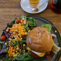 Barbie Burger mit Salat at Froindlichst - Winterhude in Hamburg