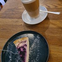Cheesecake mit Latte Macchiato at Froindlichst - Winterhude in Hamburg