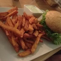Hamburger and sweet potato french fries at Froindlichst - Winterhude in Hamburg