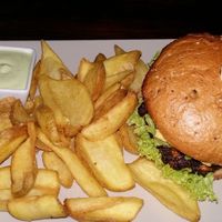 Hot Amigo Burger with fries at Froindlichst - Winterhude in Hamburg