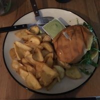 burger and chips at Froindlichst - Winterhude in Hamburg