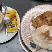 veganer Apfelcrumble mit leckerem Cappuccino dazu. Sehr fein.  at Lima Limon in Bremgarten