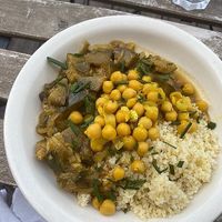 Curry de légumes avec du couscous   at Against the Grain in Lyon
