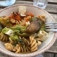 Salade de pâtes avec des lègumes et de la féta veganne  at Against the Grain in Lyon