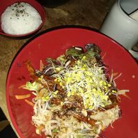 Reisnudelsalat mit Tofu, im Hintergrund Gemüseschale mit Reis at Fei Scho in Munich