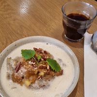 Baked oats with apple and pecan at Mahalo - Hornsgatan in Stockholm