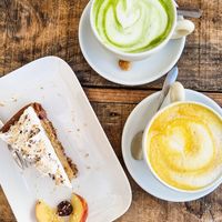 Kuchen des Tages, Matcha & Kurkuma Latte at GustaV in Salzburg