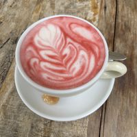 Kaffee Latte mit Rübensaft - sooo schön und lecker  at GustaV in Salzburg