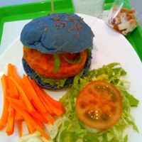 Sweet potato, mango and chickpeas burger with apple crumble and lemonade at Vegana Burgers - Atrium Saldanha in Lisbon