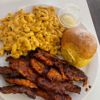 $13 Combo plate smoked chicken and macnocheeze  at Homegrown Smoker in Portland