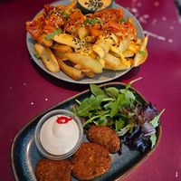 Kimchi fries och lycklingnuggets at Blackbird in Gothenburg