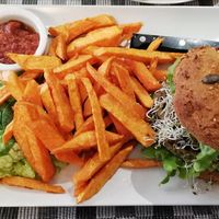 Burger (steak de pois chiche) et sa petite portion de chips de patate douce. at Invita Fresh Food in Toulouse