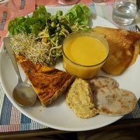 Brunch main dish: hummus, soup, omelette, pie, raw spaghettis at Invita Fresh Food in Toulouse