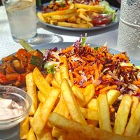 Burger on a plate, in the sunshine at Alcachofra Cafe in Faro