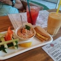 hummus and drinks at Prasad in Yalta