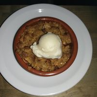 Appel crumble met ijs at Komkommertijd in Ghent