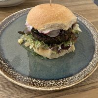 Hráškový burger bez rajčat   at Pastva in Prague