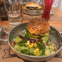 Veggie burger with sauté mushroom, courgette and crispy onion in homemade bread bun and salad. at Com Pinta in Ericeira