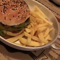 Veggie burger at Com Pinta in Ericeira