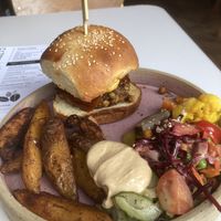 Burger with healthy fries and veggies  at De KleinKeuken in Kortrijk