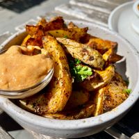 Wedges met een heel lekker sausje at De KleinKeuken in Kortrijk