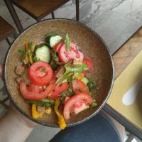 Salat mit selbst gemachten veganem Käse at Ecru in Rome