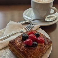 Feuilleté aux fruits de saison et cappuccino lait d'amande maison😍 at Cafe Dei Campi in Montreal