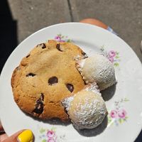 Biscuit aux pépites de chocolat et rigatone noisette-chocolat at Cafe Dei Campi in Montreal