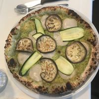 Pizza vegana (pizza bianca con crema verde senza molto sapore, verdure cotte senza condimento e mozzarella vegetale)  at La Capannina in Turin