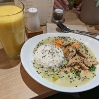 Curry and a smoothie at Dean & David - Hunsrückenstr in Dusseldorf