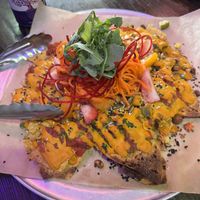 Más delicioso de lo que se ve. Los pickles y la fruta agregan un sabor inesperado pero muy rico! 😋 El queso de casa es un poco picante, tmb rico!  at Nourish Bistro in Banff