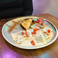 Raviolis de con champiñones at Nourish Bistro in Banff