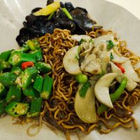 Mixed bee hoon and mee with dishes at Mi Le Vegetarian 弥乐素食 in Central Singapore