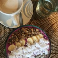 Smoothie bowl with chai latte at Sage in Ubud