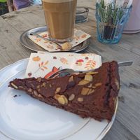 Schokokuchen und Chai Latte, beides vegan at Cafe Glucklich in Ravensburg