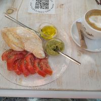 Bueno, bonito y barato. Un sitio pequeñito cuqui escondido dentro de una pequeña placita. Desayuno Rico un desayuno con guacamole como el de la foto más zumo de naranja y otro d at Mama Ines in Sevilla