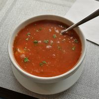 Zupa pomidorowa. 7zl i ciepła. To jedyne jej zalety. Bardzo kleista w konsystencji, prawdopodobnie od sporej zawartości ryżu w garnku. W smaku prawie nie czuć pomidorów. Niest at Bar Górski in Zakopane