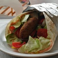 Wrap Arabski... Dość rozłożysty.. nie da się wziąć w rękę i zjeść. W środku 2 małe falafetki - Pani z obsługi twierdzi, że świeże, a nie mrożone. Dość aromatycz at Bar Górski in Zakopane